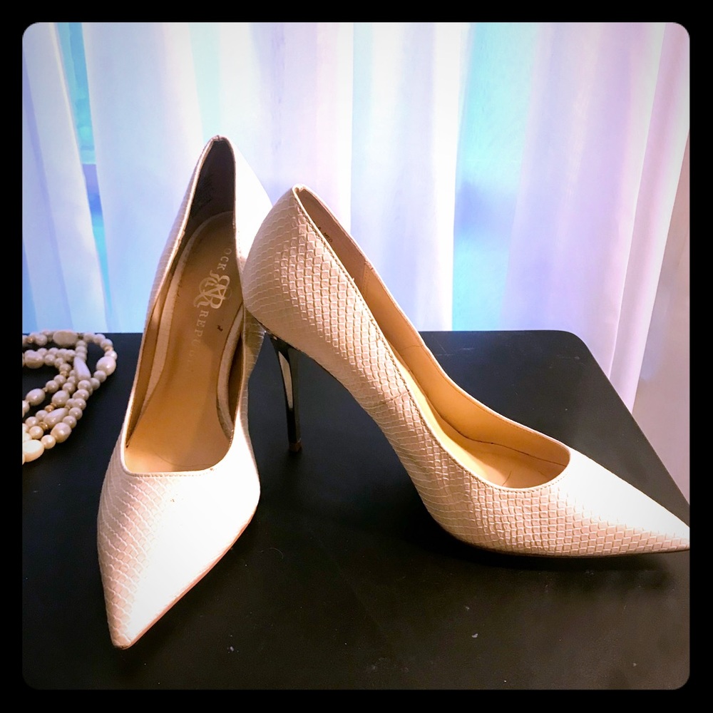 ✨EUC Rock & Republic White snakeskin like  Heels